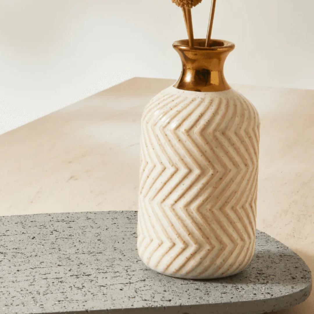 Vaso em Cerâmica com Ranhuras Bege e Dourado 14cm