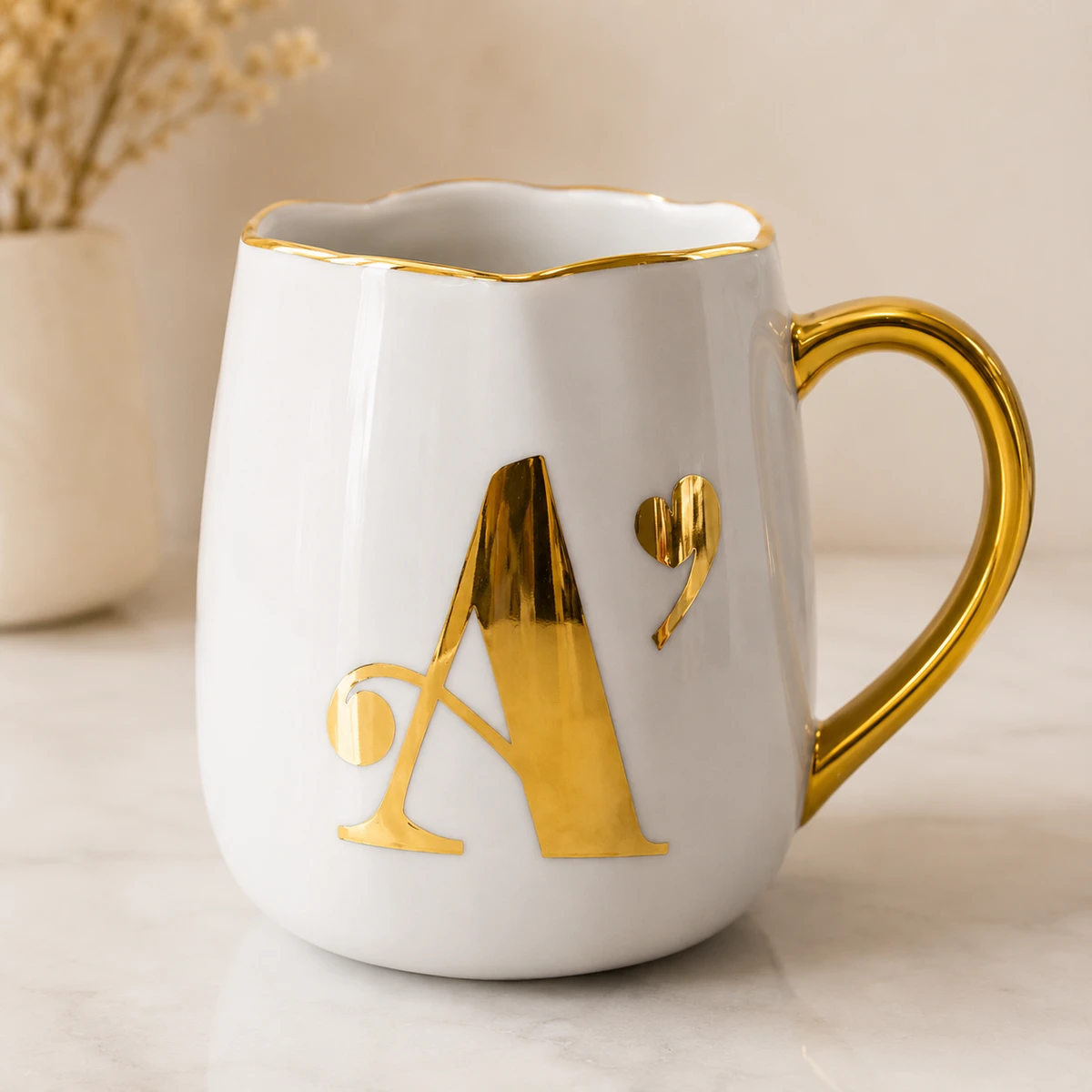 Caneca de Porcelana Personalizada com Inicial e Coração Dourado – 380 ml